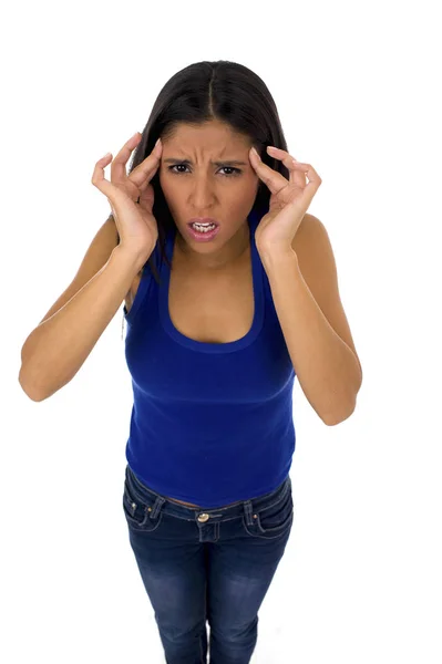 Jeune femme latine attrayante tenant sa tête dans le stress souffrant de maux de tête et de migraine — Photo