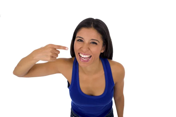 Mulher hispânica em top casual e jeans sorrindo feliz e alegre apontando boca e dentes — Fotografia de Stock