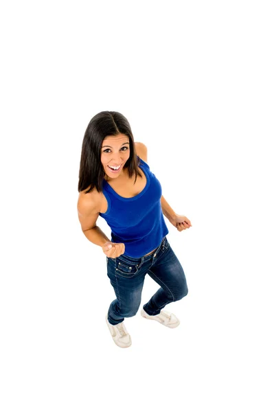 Heureux attrayant hispanique femme en haut décontracté et jeans faisant signe de victoire posant excité — Photo