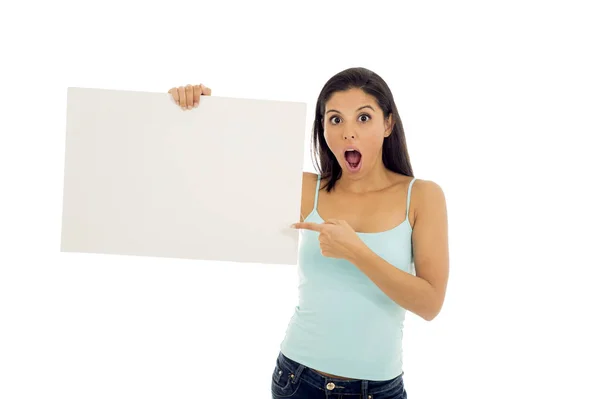 Jeune femme hispanique attrayante et heureuse tenant le panneau d'affichage blanc avec l'espace de copie — Photo