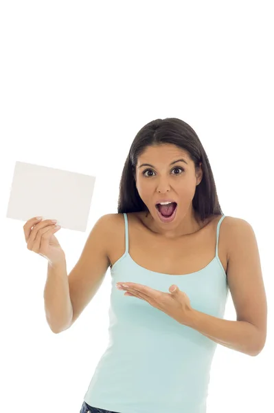 Молодая привлекательная и счастливая латиноамериканка держит чистую карточку с копировальным местом — стоковое фото