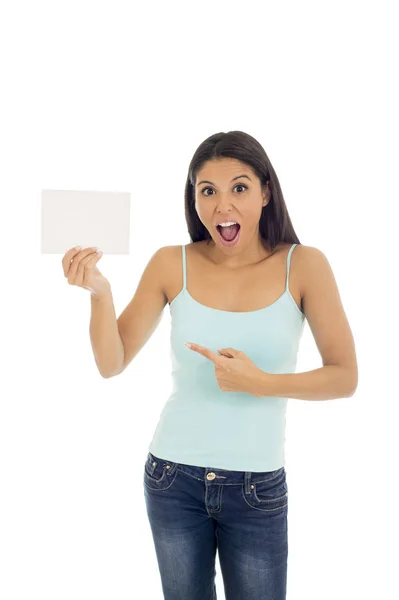 Jovem atraente e feliz mulher hispânica segurando cartão em branco com espaço de cópia — Fotografia de Stock