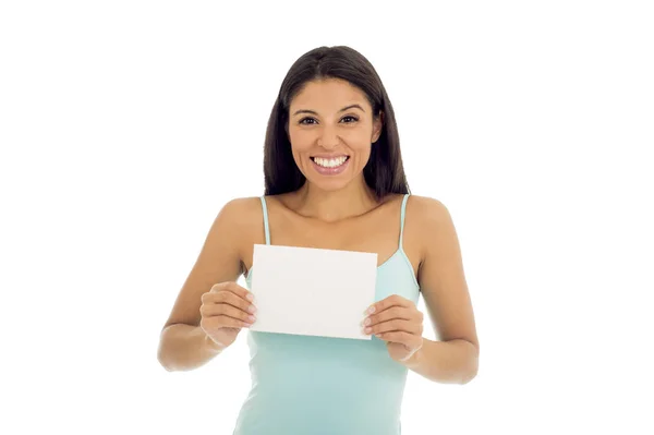 Joven mujer hispana atractiva y feliz sosteniendo tarjeta en blanco con espacio de copia —  Fotos de Stock