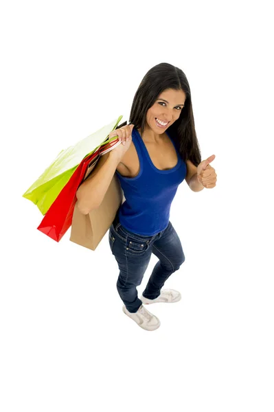 Joven feliz y hermosa mujer hispana sosteniendo bolsas de compras de color sonriendo emocionado aislado — Foto de Stock