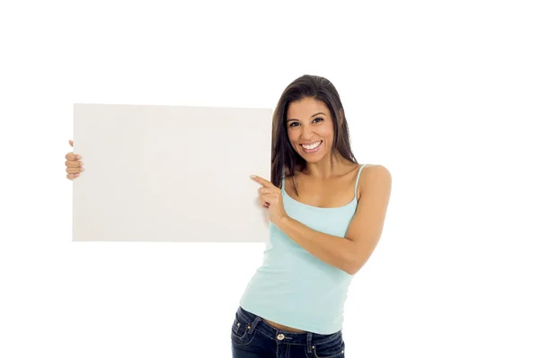 Joven mujer hispana atractiva y feliz sosteniendo la cartelera en blanco con espacio de copia —  Fotos de Stock