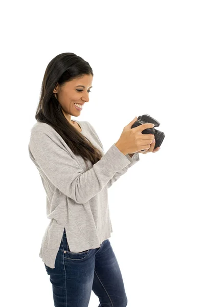 Young beautiful exotic hispanic photographer woman smiling happy looking reflex camera — Stock Photo, Image