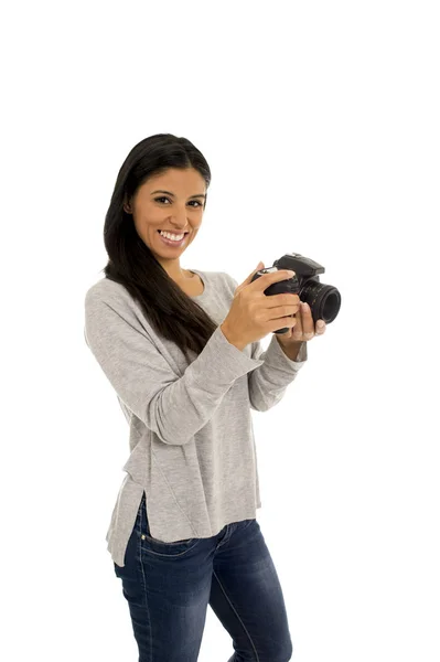 Junge schöne exotische hispanische Fotografin Frau lächelt glücklich aussehende Reflexkamera — Stockfoto