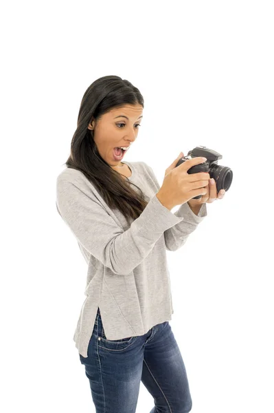 Joven hermosa exótica fotógrafa hispana mujer sonriendo feliz mirada reflejo cámara — Foto de Stock