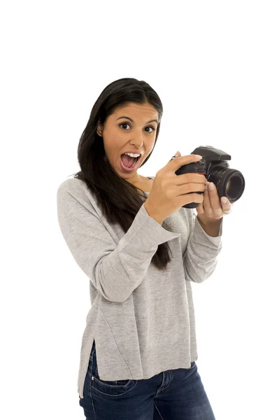 Young beautiful exotic hispanic photographer woman smiling happy looking reflex camera — Stock Photo, Image