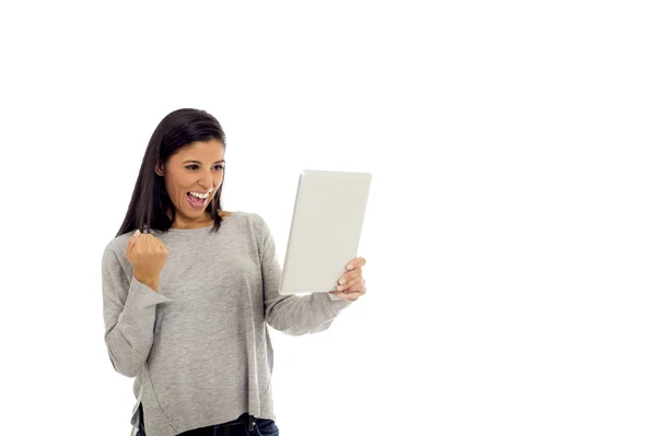 Joven mujer hispana feliz y emocionada sosteniendo tableta digital sonriendo aislada en blanco — Foto de Stock