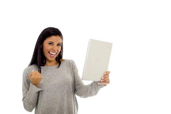 Młody szczęśliwy i podekscytowany hiszpanin kobieta trzymając tablet cyfrowy pad uśmiechający się na białym tle — Zdjęcie stockowe