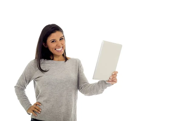 Blij en opgewonden hispanic jongedame holding digitale tablet pad glimlachend geïsoleerd op wit — Stockfoto