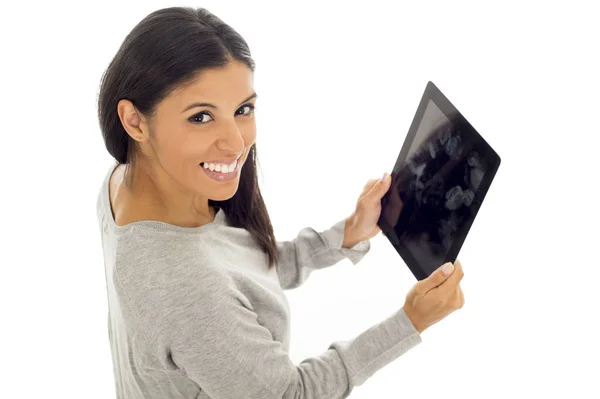 Joven mujer hispana feliz y emocionada sosteniendo tableta digital sonriendo aislada en blanco — Foto de Stock