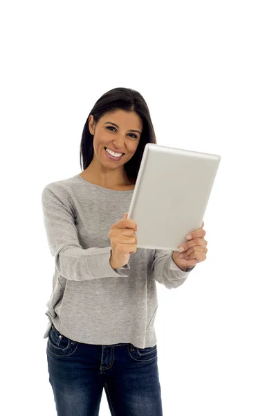 デジタル タブレットのパッドは、白で隔離を笑顔を保持、幸せと興奮若いヒスパニック系女性 — ストック写真