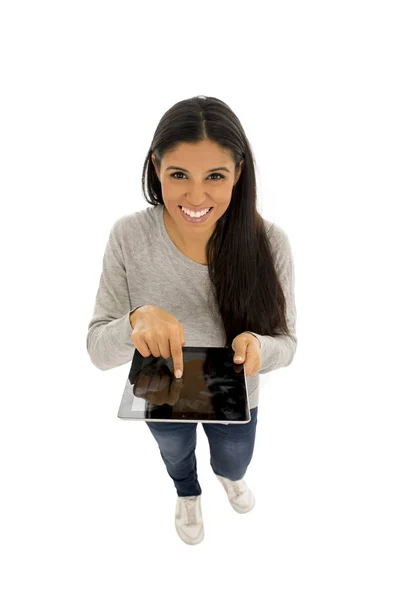 Joven mujer hispana feliz y emocionada sosteniendo tableta digital sonriendo aislada en blanco — Foto de Stock