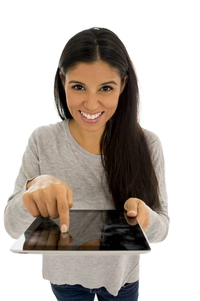 Mladá šťastný a nadšený, hispánský žena držící, digitální tablet pad s úsměvem izolované na bílém — Stock fotografie
