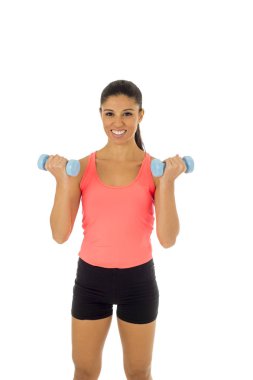  Fitness Egzersiz yapıyor ağırlık dambıl tutan çekici mutlu latin kadın