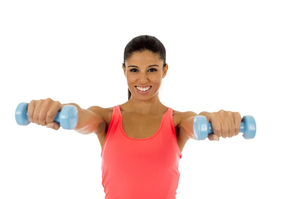 Vonzó boldog latin nő gazdaság csinálás fitness edzés súly súlyzó — Stock Fotó