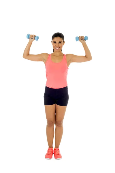 Atractiva mujer latina feliz sosteniendo peso dumbbell haciendo ejercicio de fitness — Foto de Stock