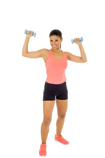 Atractiva mujer latina feliz sosteniendo peso dumbbell haciendo ejercicio de fitness — Foto de Stock