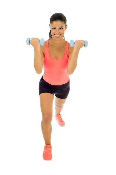 Atractiva mujer latina feliz sosteniendo peso dumbbell haciendo ejercicio de fitness —  Fotos de Stock