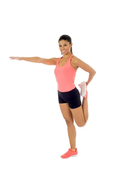 Glücklich schöne lateinische Frau dehnt Körpermuskeln beim Fitnesstraining — Stockfoto