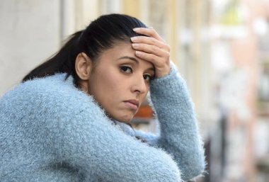 güzel üzgün ve umutsuz İspanyol kadın depresyon düşünceli acı hayal kırıklığına uğramış