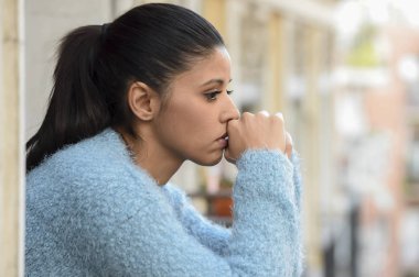 güzel üzgün ve umutsuz İspanyol kadın depresyon düşünceli acı hayal kırıklığına uğramış