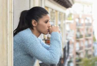 güzel üzgün ve umutsuz İspanyol kadın depresyon düşünceli acı hayal kırıklığına uğramış