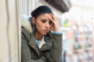  güzel üzgün çaresiz İspanyol kadın kış ceket depresyon acı