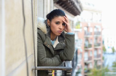  güzel üzgün çaresiz İspanyol kadın kış ceket depresyon acı