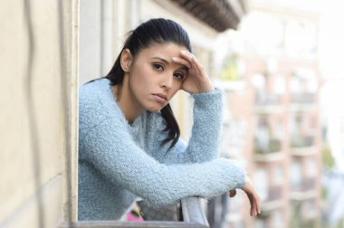 güzel üzgün ve umutsuz İspanyol kadın depresyon düşünceli acı hayal kırıklığına uğramış