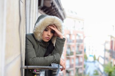  güzel üzgün çaresiz İspanyol kadın kış ceket depresyon acı