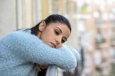 güzel üzgün ve umutsuz İspanyol kadın depresyon düşünceli acı hayal kırıklığına uğramış