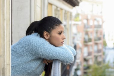 güzel üzgün ve umutsuz İspanyol kadın depresyon düşünceli acı hayal kırıklığına uğramış