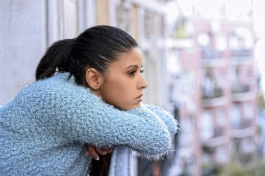 güzel üzgün ve umutsuz İspanyol kadın depresyon düşünceli acı hayal kırıklığına uğramış