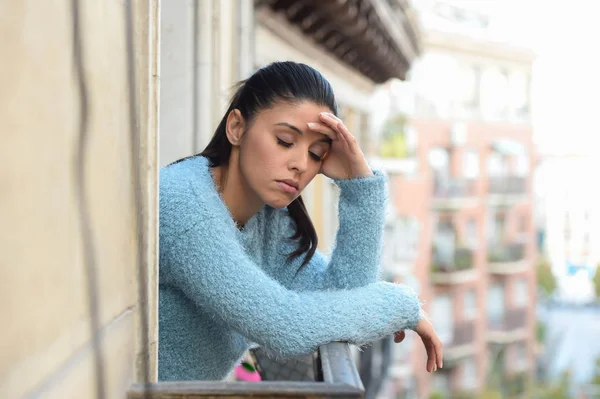 Belle femme hispanique triste et désespérée souffrant de dépression réfléchie frustrée — Photo
