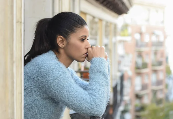 Hermosa mujer hispana triste y desesperada sufriendo depresión pensativo frustrado — Foto de Stock