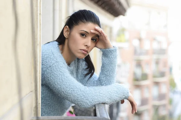 Hermosa mujer hispana triste y desesperada sufriendo depresión pensativo frustrado — Foto de Stock