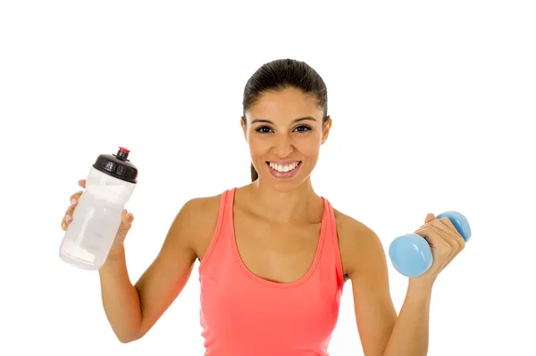 Bela ajuste latino esporte mulher segurando garrafa de água e peso da mão — Fotografia de Stock