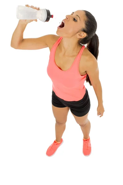 Fit latin sport woman in fitness clothes drinking water tired during training workout — Stock Photo, Image