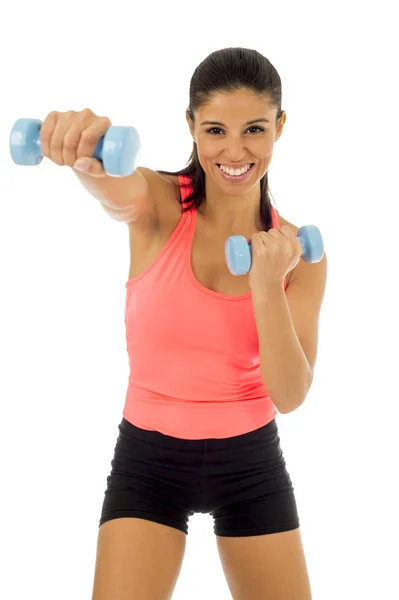Mulher latina feliz atraente segurando haltere de peso fazendo exercício de fitness — Fotografia de Stock