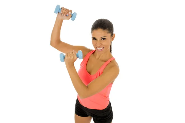 Atractiva mujer latina feliz sosteniendo peso dumbbell haciendo ejercicio de fitness —  Fotos de Stock