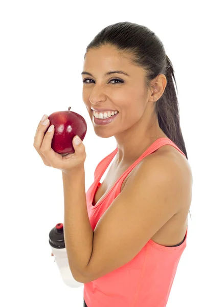 L latin sport nő fitness ruházat étkezési Alma gyümölcs mosolygós boldog, egészséges táplálkozás — Stock Fotó