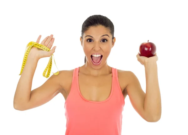 Mujer del deporte latino en ropa de fitness sosteniendo fruta de manzana y m — Foto de Stock