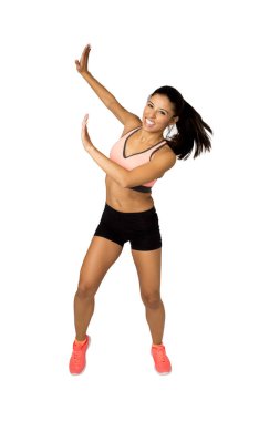 genç güzel latin bir kadın fitness zumba dans aerobik egzersiz mutlu ve heyecanlı giysiler.