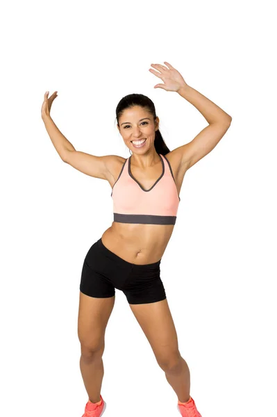 Νεαρή όμορφη γυναίκα latin στο fitness ρούχα χορού zumba σε αερόβια προπόνηση χαρούμενος και συγκινημένος — Φωτογραφία Αρχείου