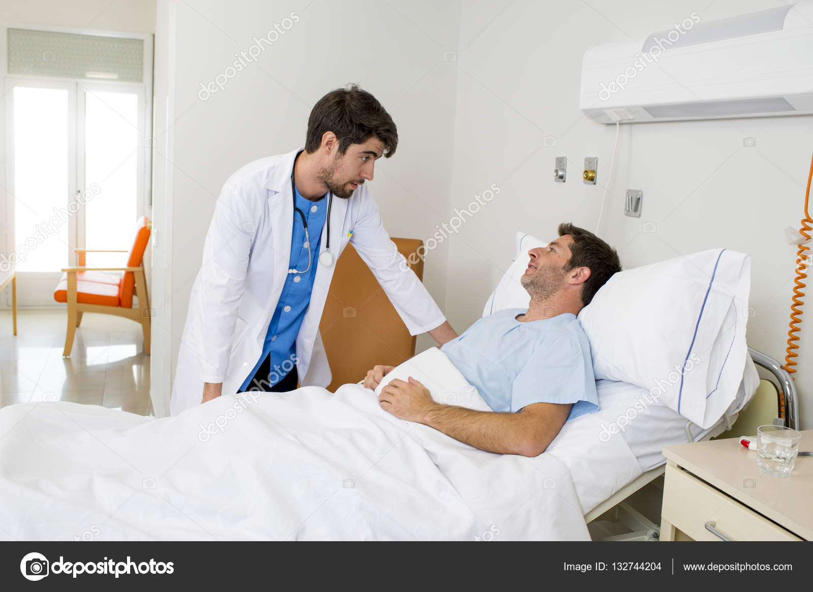 Дневной хирургический стационар. Женщина в больничной палате. Дневной стационар. Лечь в больницу как называется. Наркологический стационар.