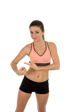 çekici genç kadın fitness giyim gülümseyen izole pazı mutlu gösteren poz spor