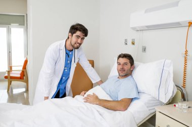 hastane yatağında Tanıla ve modern kliniğinde tedavi söz danışmanlık hasta yatan doktor